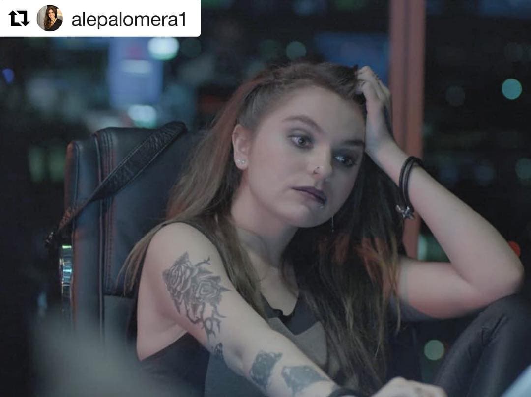 Para el personaje de Kenia, Sofía Castro dejó atrás la apariencia natural para darle vida a un personaje rockero y con tatuajes.