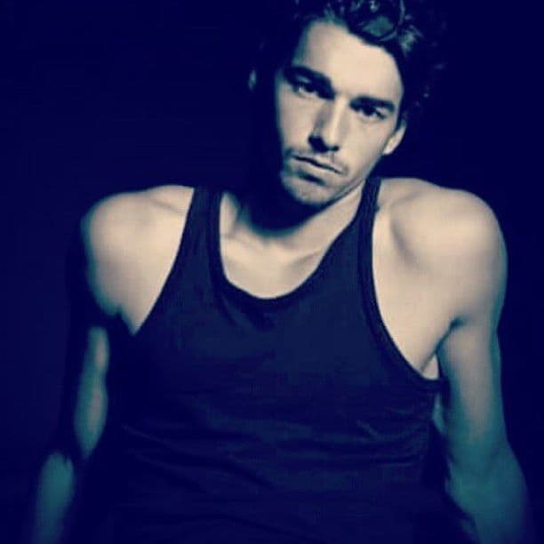 Entre sus pasatiempos favoritos está practicar deportes extremos y es un fanático del béisbol, del fútbol americano y del básquetbol.