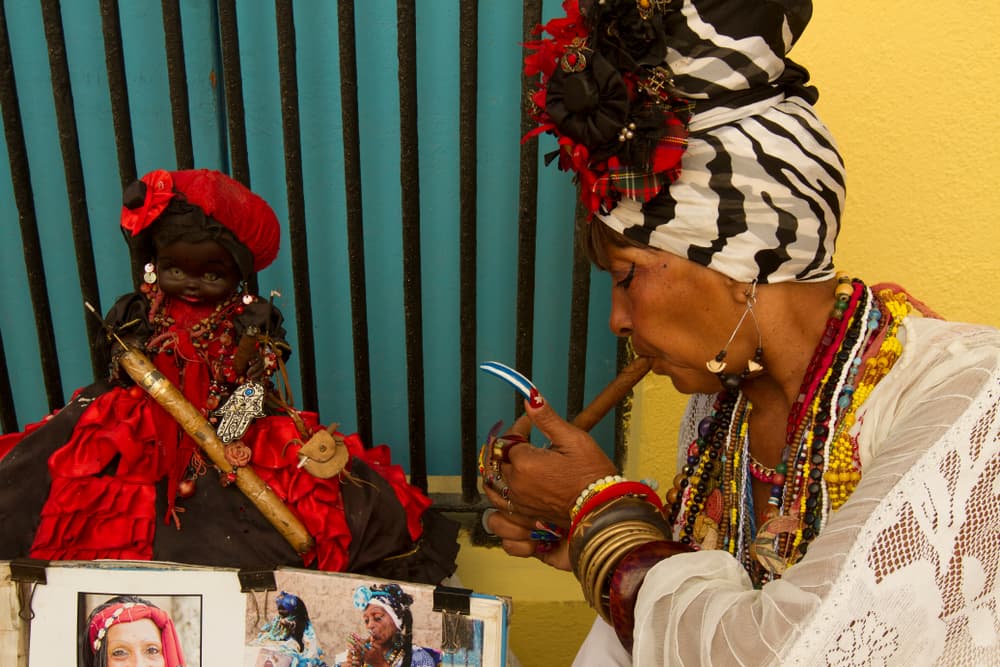 Hay otras combinaciones y colores dedicadas a otras deidades y Orishas, pero como podrás notar, son vínculos muy interesantes que la gente crea con ellos, para poder recibir no sólo protección, sino una parte de los poderes pertenecientes a estas deidades.