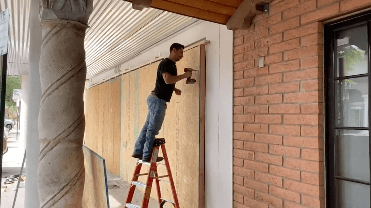 Comerciantes comenzaron a resguardar sus negocios.
<br>