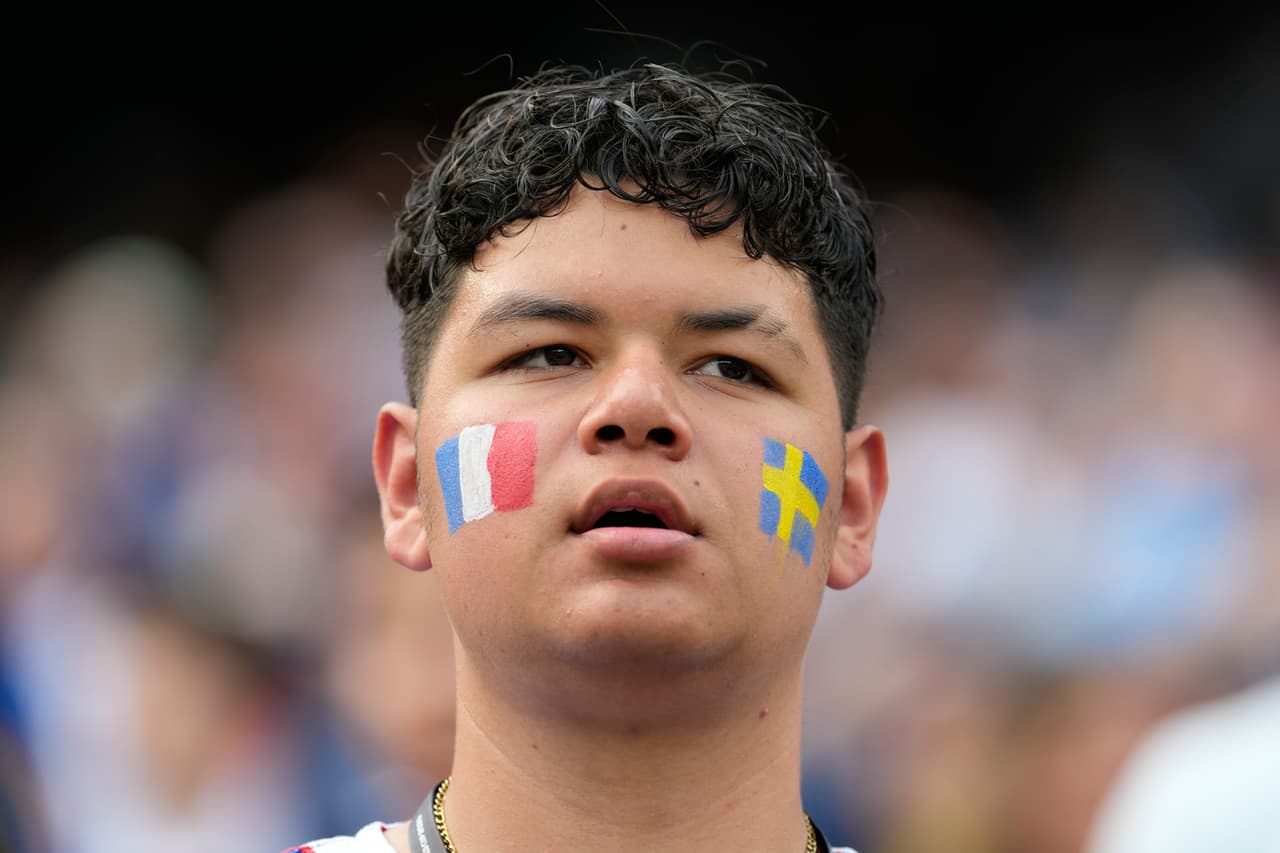 Un aficionado anima antes del inicio del partido de dieciseisavos de final de la Copa del Mundo de fútbol entre Francia y Suecia en East Rutherford, Nueva Jersey, cerca de Nueva York, el martes 30 de junio de 2026.