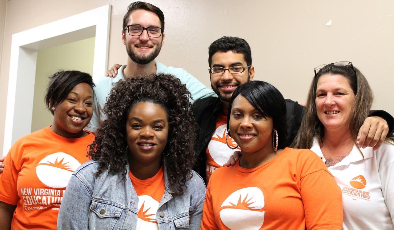 Equpo de la organización progresista New Virginia Majority que lucha por la restauración automática del derecho al voto para personas que cumplieron sentencias por delitos no violentos.