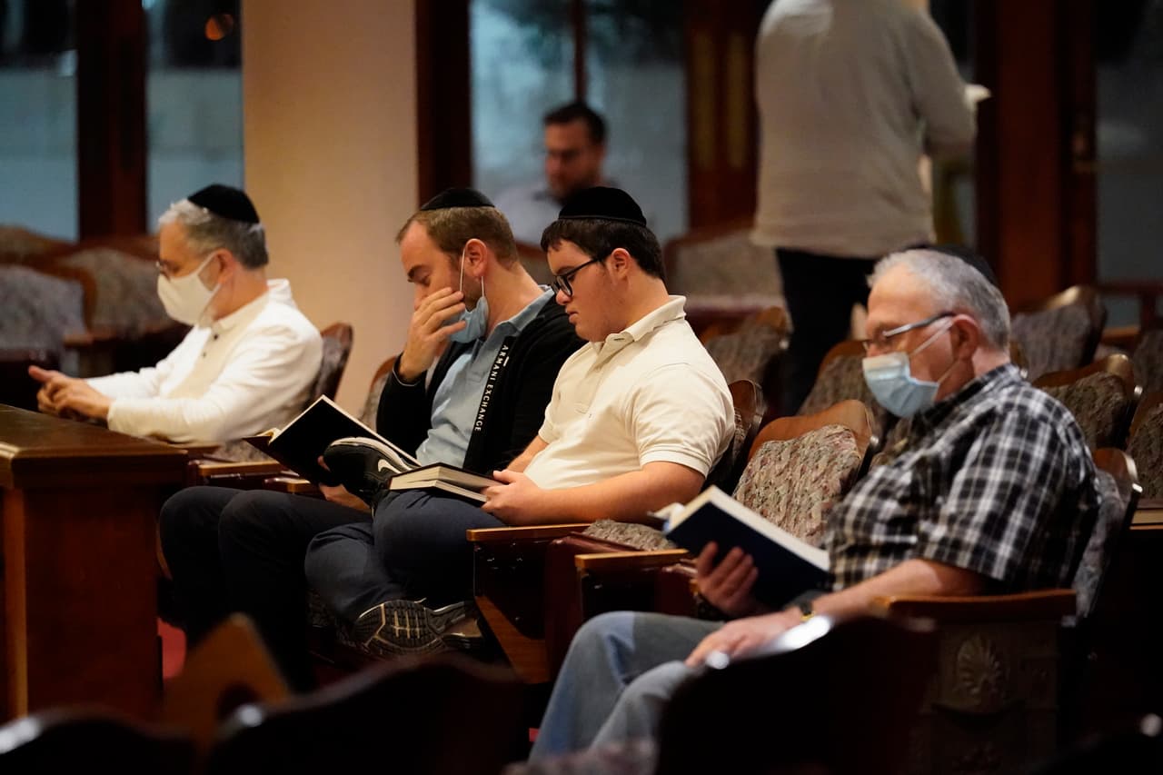 Los fieles judíos rezan en la sinagoga de Bal Harbour después de que se reportara la desaparición de miembros de la comunidad en el colapso.