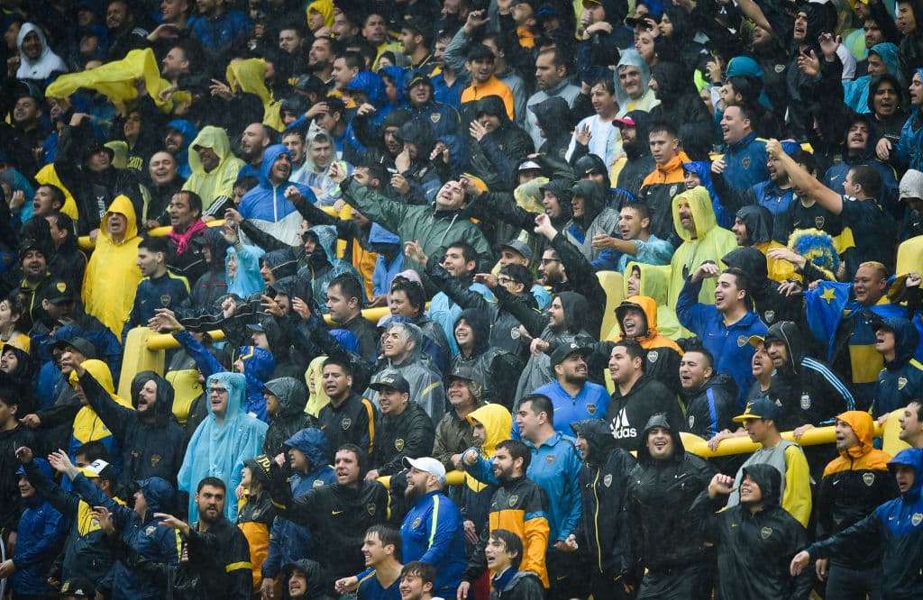 Los hinchas de Boca Juniors y River Plate viven con pasión la ida en la final de Copa Libertadores. Los xeneizes lo disfrutan en La Bombonera, mientras los 'millonarios' apoyan en el Monumental, pues no pueden ir al estadio de su rival.