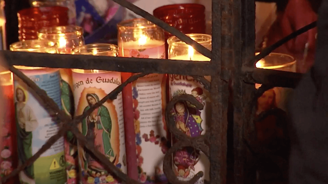 Allegados de la víctima colocaron veladoras en un altar improvisado.