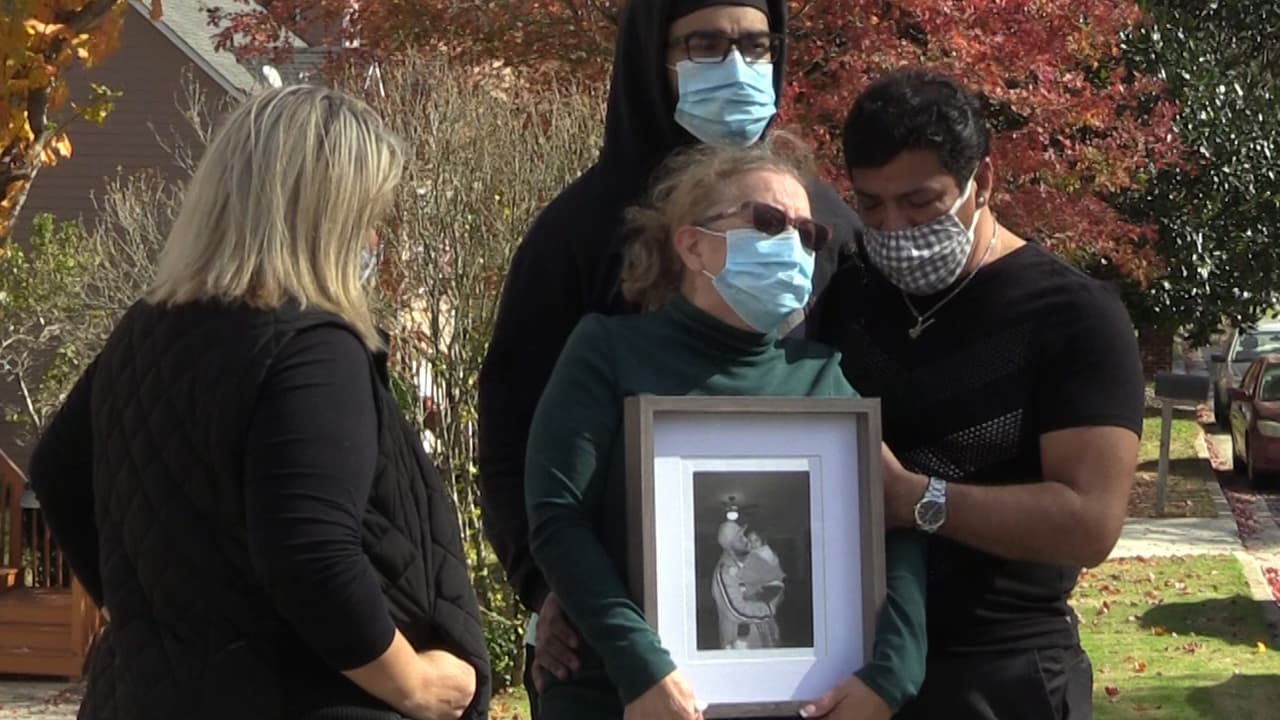 Hispano muere arrollado por dos hombres en el estacionamiento de Walmart cuando huían de un robo