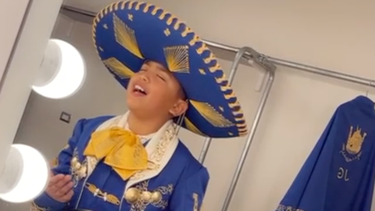 Su sueño es seguir cantando y llegar a convertirse en profesional.
<b>"Quiero llegar a ser como Vicente Fernández"</b>, dijo a
<b><a href="https://www.univision.com/local/houston-kxln/">Univision 45</a></b> el menor.