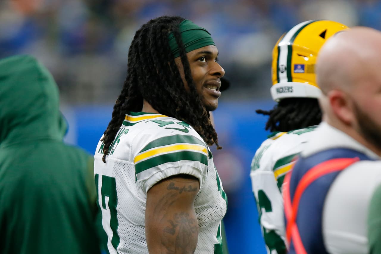 El receptor abierto de los Green Bay Packers, Davante Adams, en el área de la banca durante la segunda mitad de un partido de futbol americano de la NFL contra los Detroit Lions, el domingo 9 de enero de 2022 en Detroit. (Foto AP/Duane Burleson)