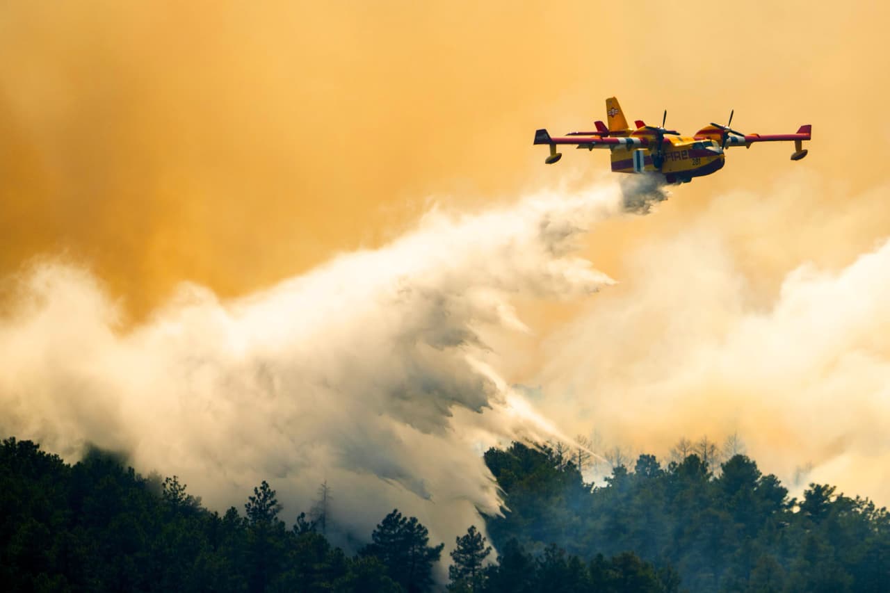 Incendio forestal al suroeste de Denver obliga a evacuar a miles y destruye más de 160 estructuras