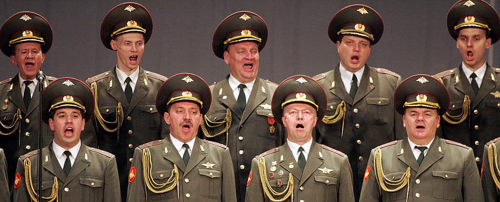 En una inusual presentación el coro en pleno en Marruecos el 19 de abril de 2006. (Foto de Abdelhak Senna/AFP/Getty Images)