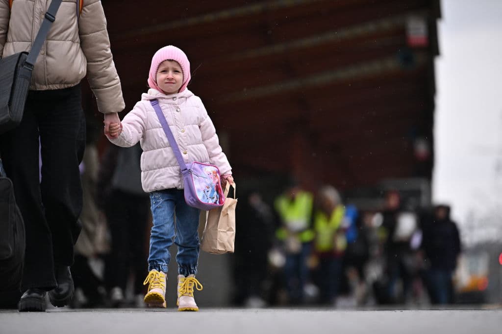 Una niña llegando con su familia a la estación de Przemysl. Según cifras del gobierno de Ucrania, las tropas rusas han permitido a
<b>1,496 civiles salir de ciudades como Mariupol </b>usando vehículos privados. Pero no permitieron el paso hacia la ciudad de un convoy de autobuses en el que iba personal de la Cruz Roja para asistir a más personas.