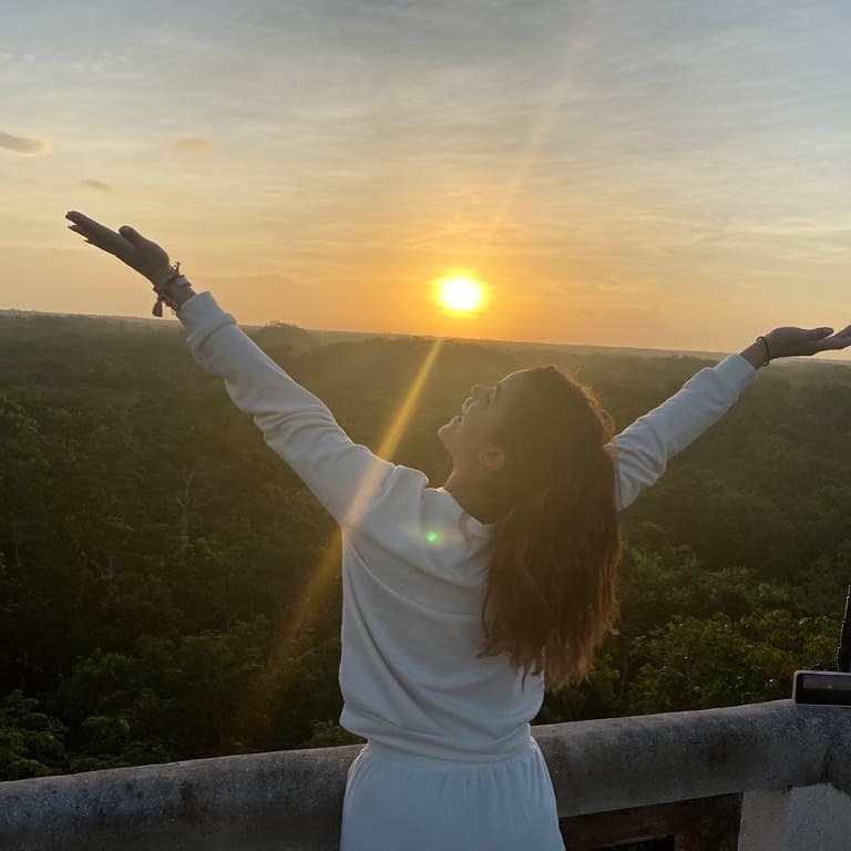 Clarissa tomó su turno y, aunque no fue en la playa, gozó al máximo los espectaculares paisajes mexicanos: “El momento más oscuro está justo antes del amanecer. Que bello fue poder recibir los primeros rayos de sol en una jungla en medio de la nada. Simplemente hermoso y lleno de energía pura".