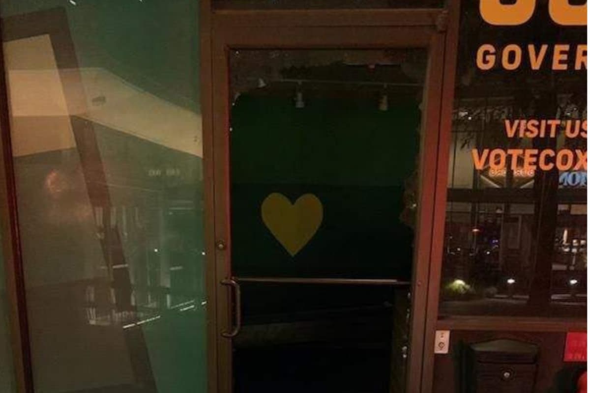 La policía informó que el gobernador Cox señaló que el sospechoso, que no fue identificado, lo había atacado en otra ocasión. Según revelaron, al hombre lo trasladaron a un hospital porque estaba en una crisis de salud mental.