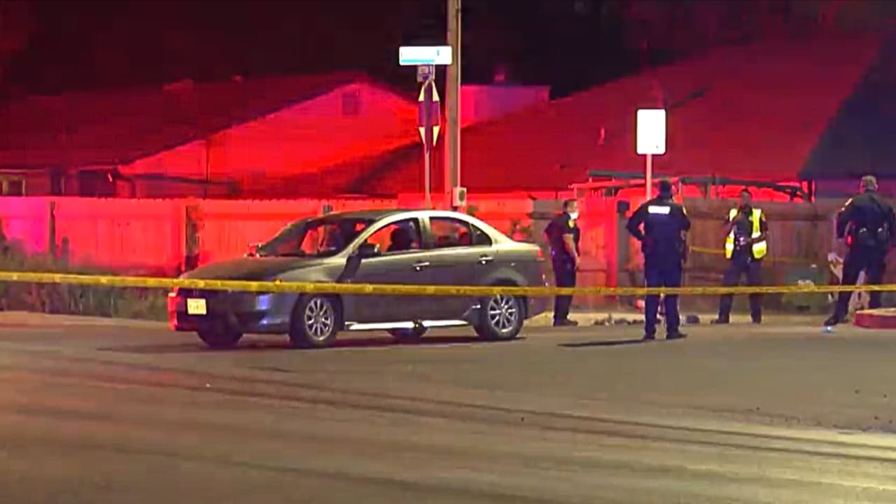 Hijo muere y madre resulta herida en tiroteo al volante en San Antonio; hay dos detenidos