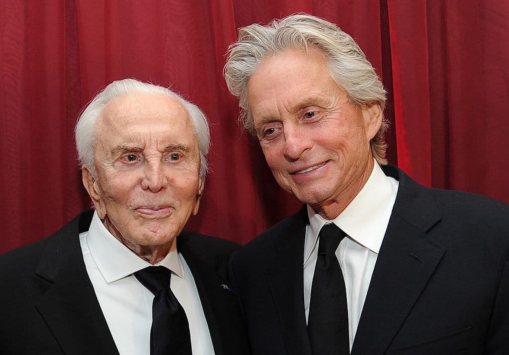 Michael Douglas es un gran ejemplo de superación, ya que a pesar de que su papá, Kirk Douglas, no le dejó nada de su herencia de $61 millones de dólares, hizo su propia fortuna a través de su carrera.