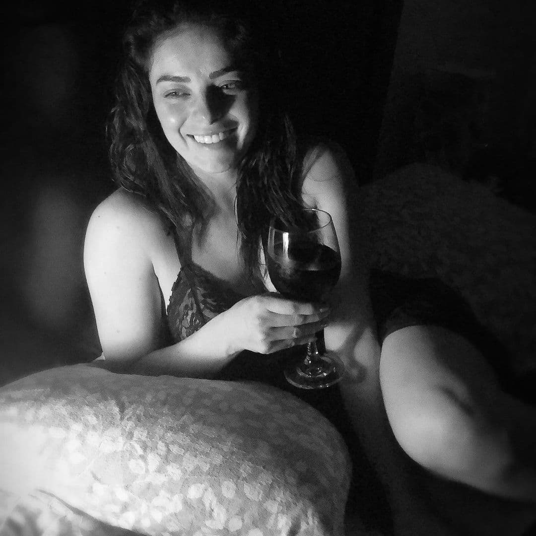 Violeta Isfel sabe cómo prender una noche romántica. Poca luz, vino y una sexy pijama.