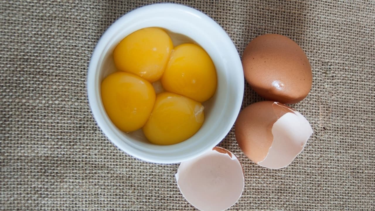 Esta preparación no tiene un origen claro, pero se sabe que surgió en
<b>Europa</b> Y fue retomada por los habitantes de
<b>Estados Unidos. </b>El primer ingrediente, como sugiere el nombre de la bebida, es el huevo y necesitarás
<b>4 yemas. </b>
<br>