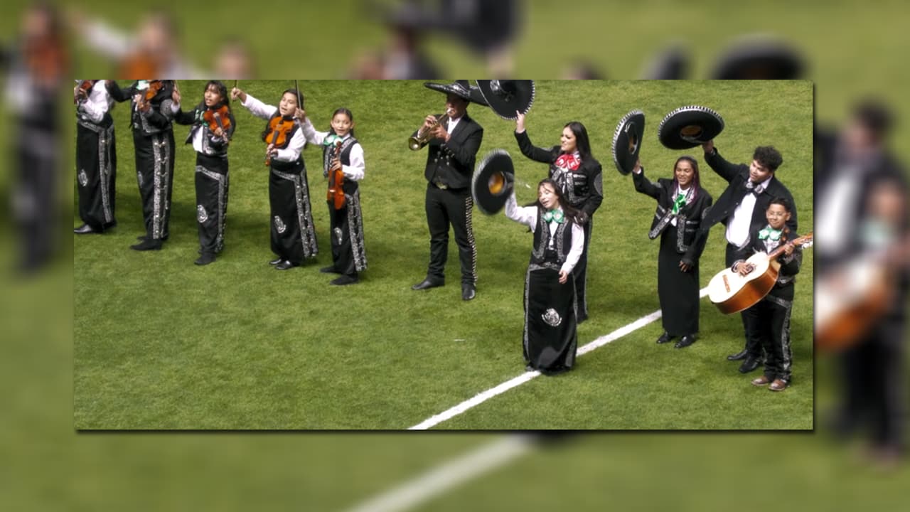 Con música mexicana, la academia Mis Raíces animó a todos los presentes que compartieron juntos a niños y adolescentes mariachis y varios ¡viva México!
