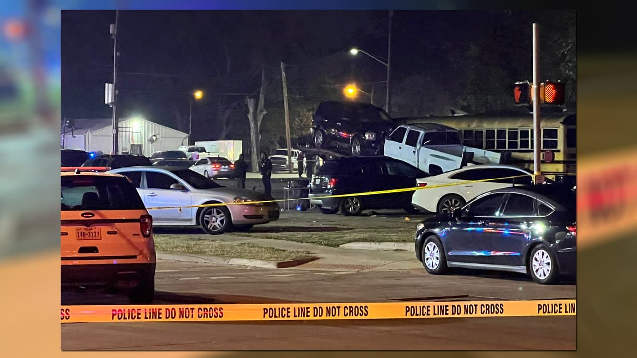 Otra persona resultó herida, no se ha revelado la identidad ni su relación en los hechos.
<b> La Oficina del Fiscal del Condado de Dallas está investigando el caso.</b>