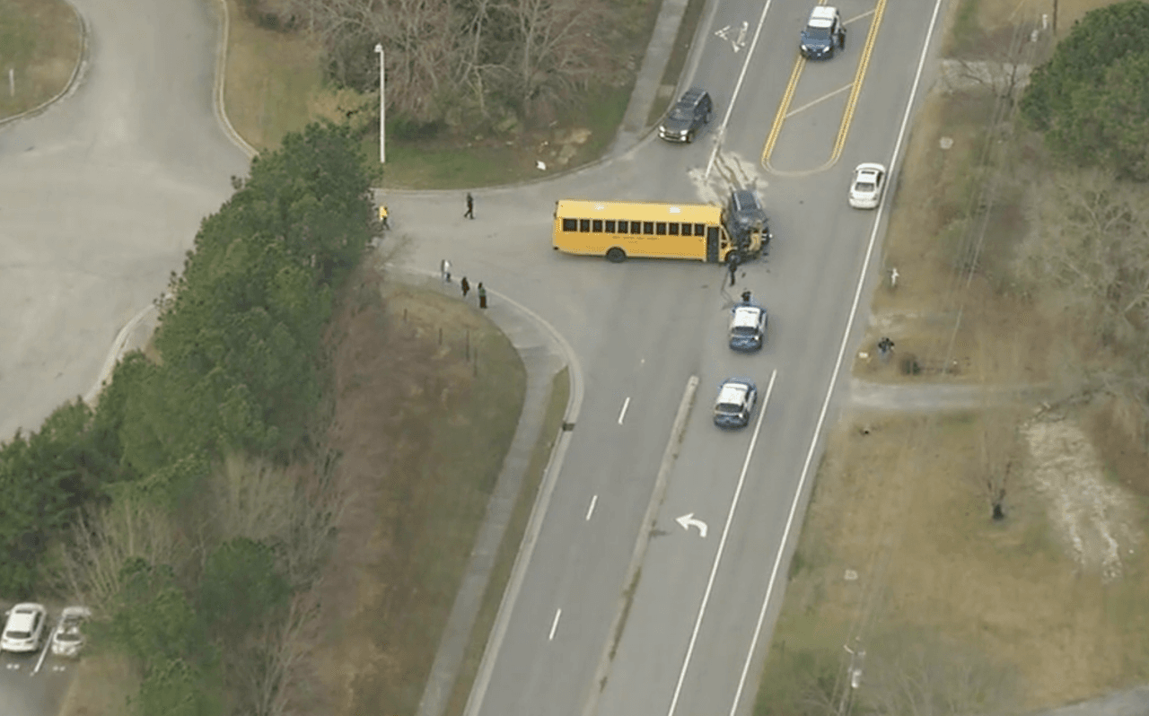 Camión escolar choca mientras salía de una escuela en Raleigh, no se reportan estudiantes heridos