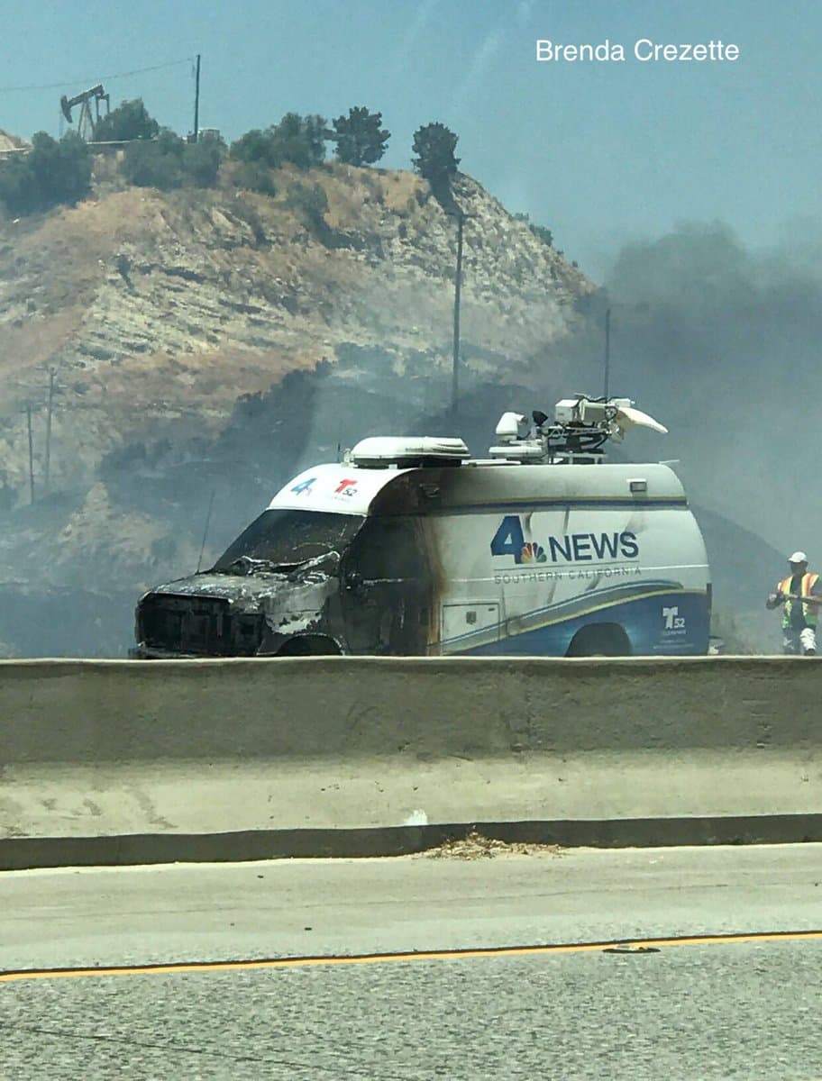 Camioneta de la televisora del Canal 4 de NBC alcanzada por las llamas.