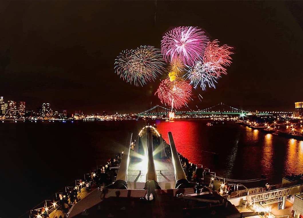 <b><a href="https://www.battleshipnewjersey.org/event/new-years-fireworks/?instance_id=686" target="_blank">New Year's Eve Fireworks at the Battleship New Jersey</a></b>. Los visitantes pueden encontrar música, comida, bebidas y vistas incomparables de los fuegos artificiales desde la cubierta del Battleship New Jersey. El barco invita a las familias a bordo dos horas antes de cada espectáculo de fuegos artificiales.
