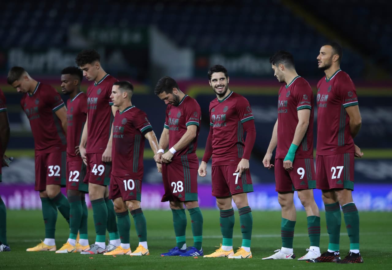 El primer tiro de esquina es para Leeds, Raúl Jiménez lo rechaza.