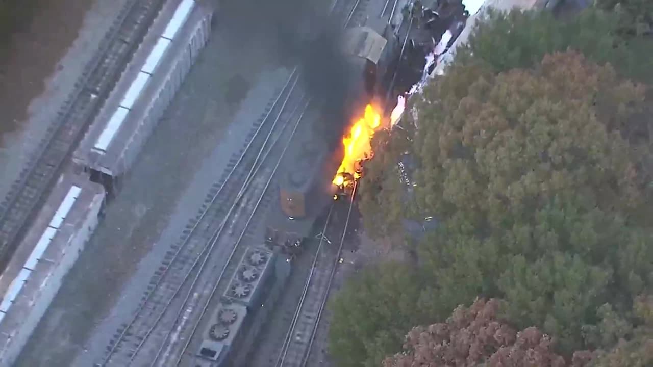 Tren que transportaba combustible diésel choca, se descarrila e incendia en Atlanta
