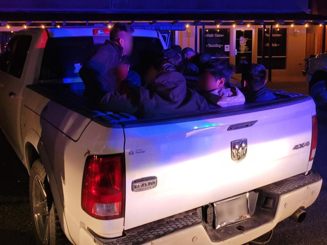 Un agente de la estación de Willcox detuvo al conductor de una camioneta cuando salió de manera errática de la autopista 191, esto ocurrió el pasaado 5 de diciembre. Mientras inspeccionaba el vehículo encontró seis inmigrnates en la cama de la camioneta. Otros dos migrantes viajaban adelante. El traficante enfrenta cargos criminales.