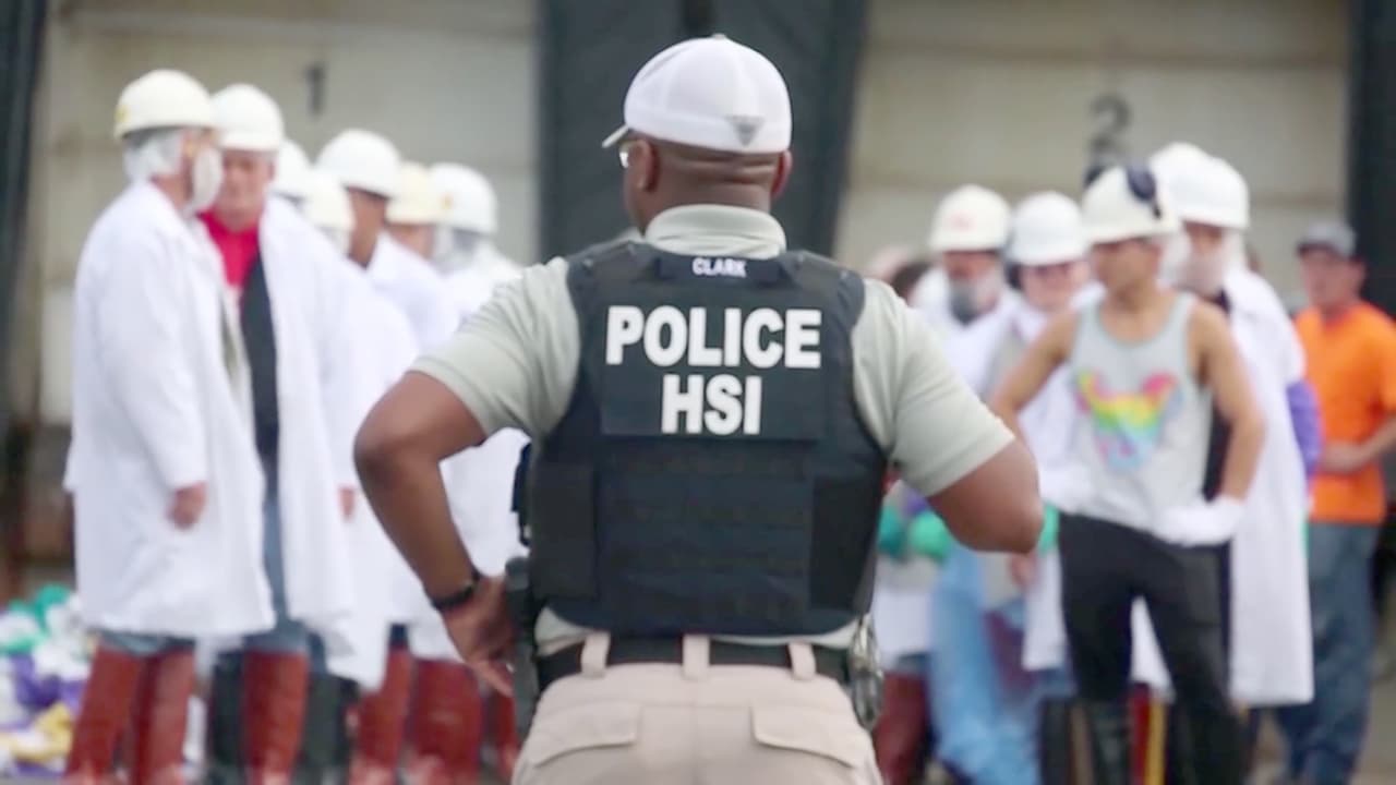 Las autoridades migratorias realizaron 146 arrestos en la que sería, hasta ahora, la redada más grande en un sitio de trabajo bajo la administración de Donald Trump.