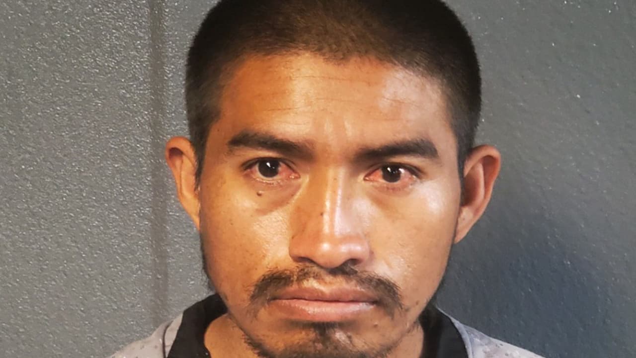 Armando Montes-Ocotl fue arrestado luego de cruzar la frontera en Arizona. Montes-Ocotl es un migrante mexicano que previamente condenado por agresión sexual en segundo grado en Dane County, Wisconsin. Montes-Ocotl será procesado por reingresar al país ilegalmente.