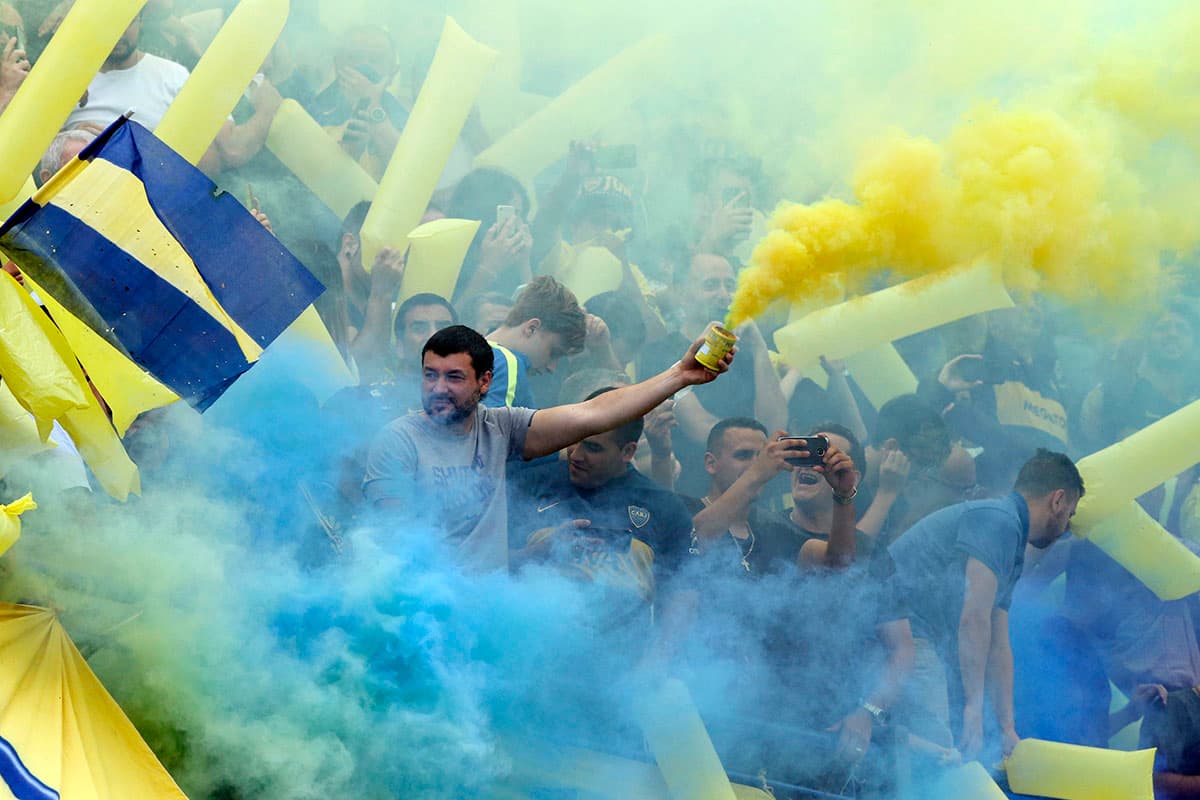 Los hinchas de Boca Juniors y River Plate viven con pasión la ida en la final de Copa Libertadores. Los xeneizes lo disfrutan en La Bombonera, mientras los 'millonarios' apoyan en el Monumental, pues no pueden ir al estadio de su rival.