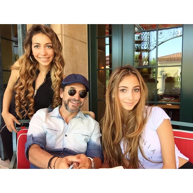 Por su parte, Marco Antonio no ha dejado de brindarle su apoyo a sus hijas para que realicen sus sueños.