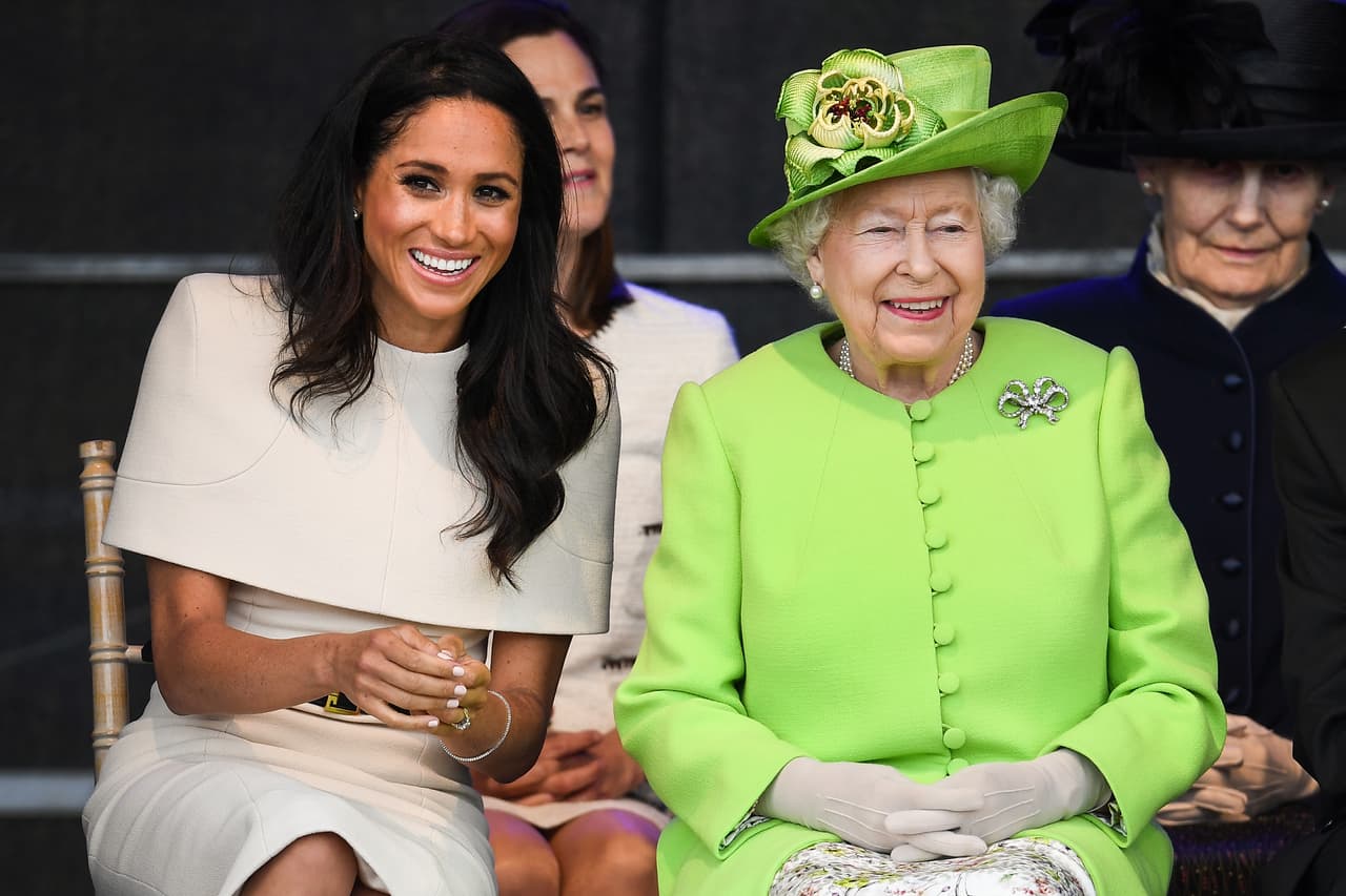 En varias ocasiones medios de comunicación como Daily Mail o The Sun han reportado que la reina se ha molestado por algunos comportamientos de Meghan Markle.
