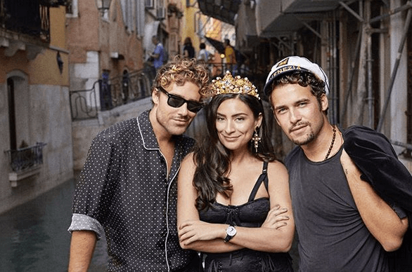 La protagonista de ‘La Imperdonable’ aprovechó también su visita para encontrarse con varios amigos.