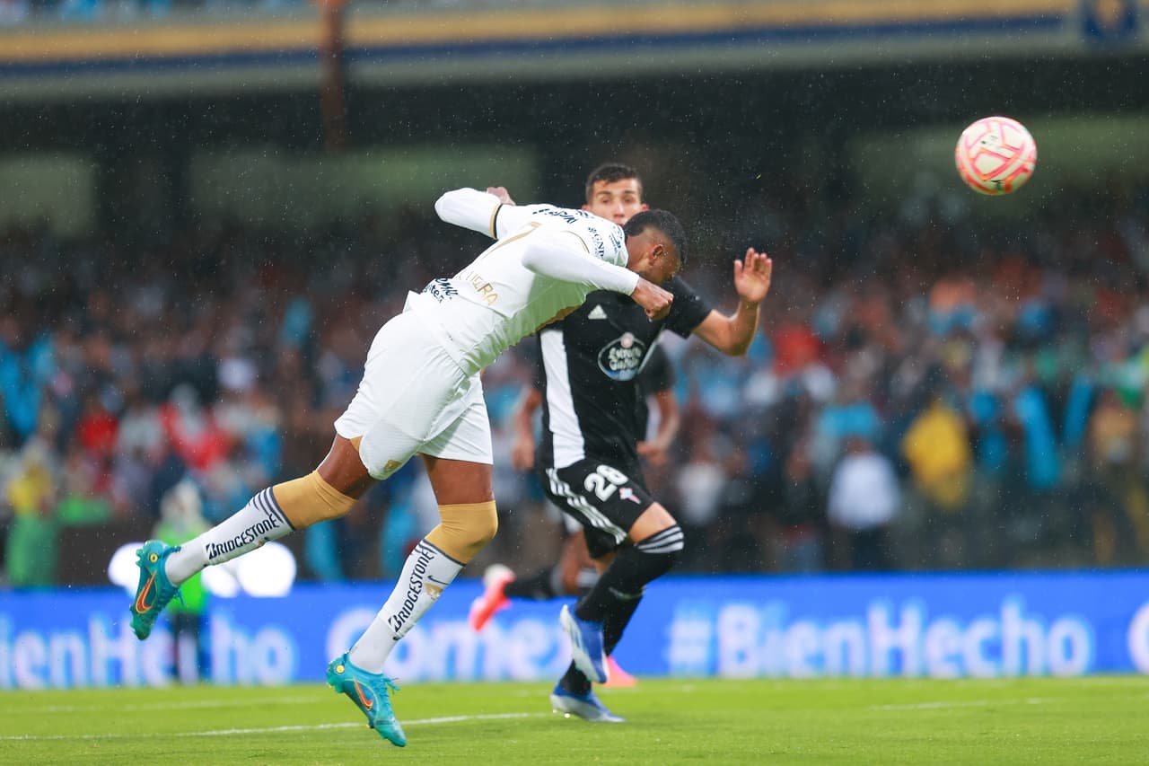 Pumas recibió al Celta de Vigo en Ciudad Universitaria en plena lluvia torrencial que ayudó a la velocidad del juego y al ataque incesante de los universitarios en el primer cuarto de hora.