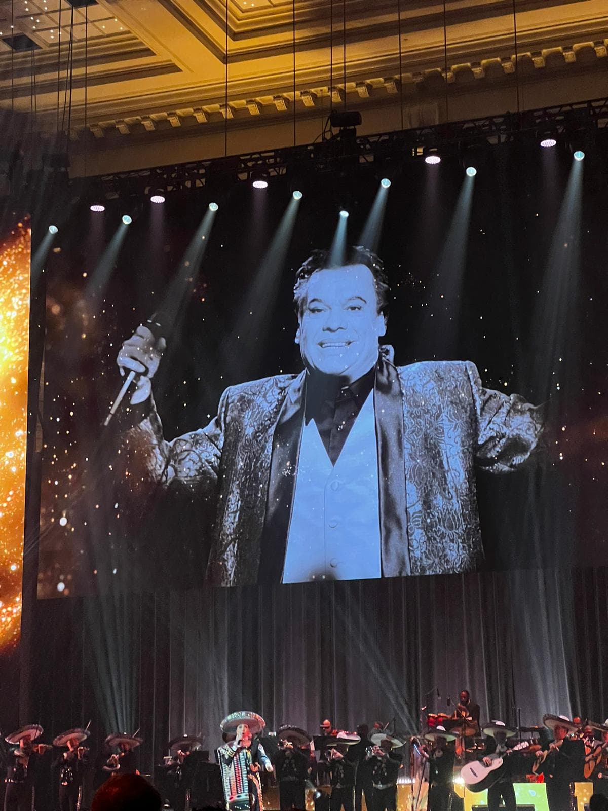 En la imagen, durante el tributo, apareció en la pantalla la imagen de Juan Gabriel.