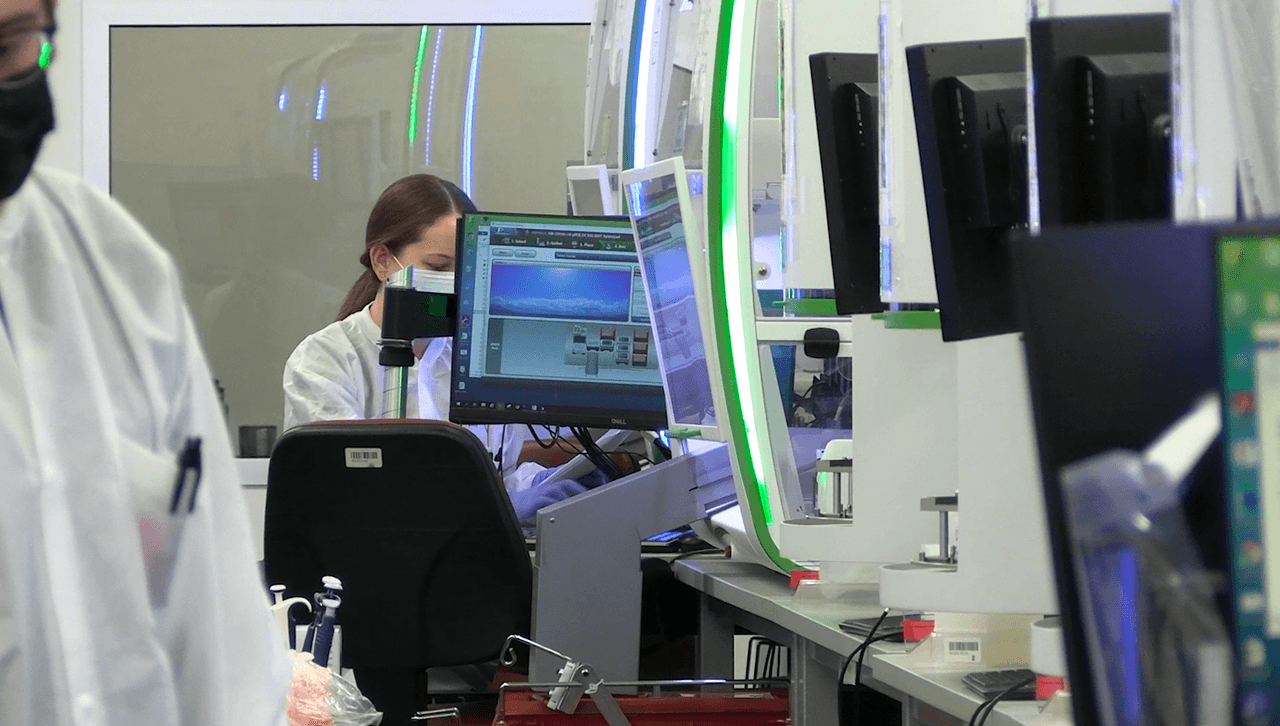 Avis Rojas, portavoz para
<a href="https://www.univision.com/local/arizona-ktvw/sonora-quest-alerta-sobre-estafas-telefonicas-que-buscan-robar-datos-personales">Sonora Quest</a>, asegura que previo al repunte de casos, estaban enviando los resultados en aproximadamente 24 horas, pero recientemente
<b>, el 95% de pruebas se procesan en 48 horas.</b>