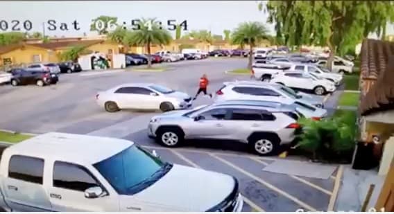 Revelan video del momento en que un joven habría apuñalado al esposo de su mamá en Hialeah