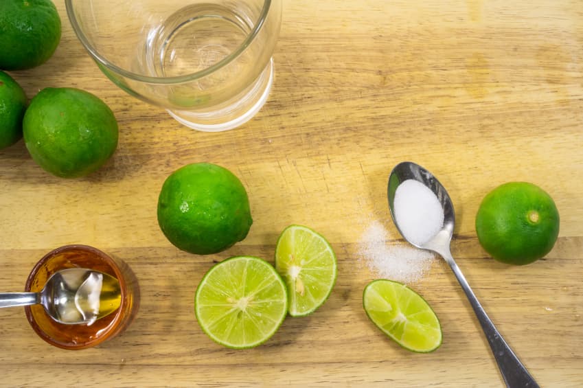 Como puedes notar, un simple limón verde tiene grandes propiedades para alejar negatividad. Así que si sientes que la energía en tu hogar está estancada o necesitas equilibrar esas energías, así como aromatizar el ambiente, no lo pienses dos veces.