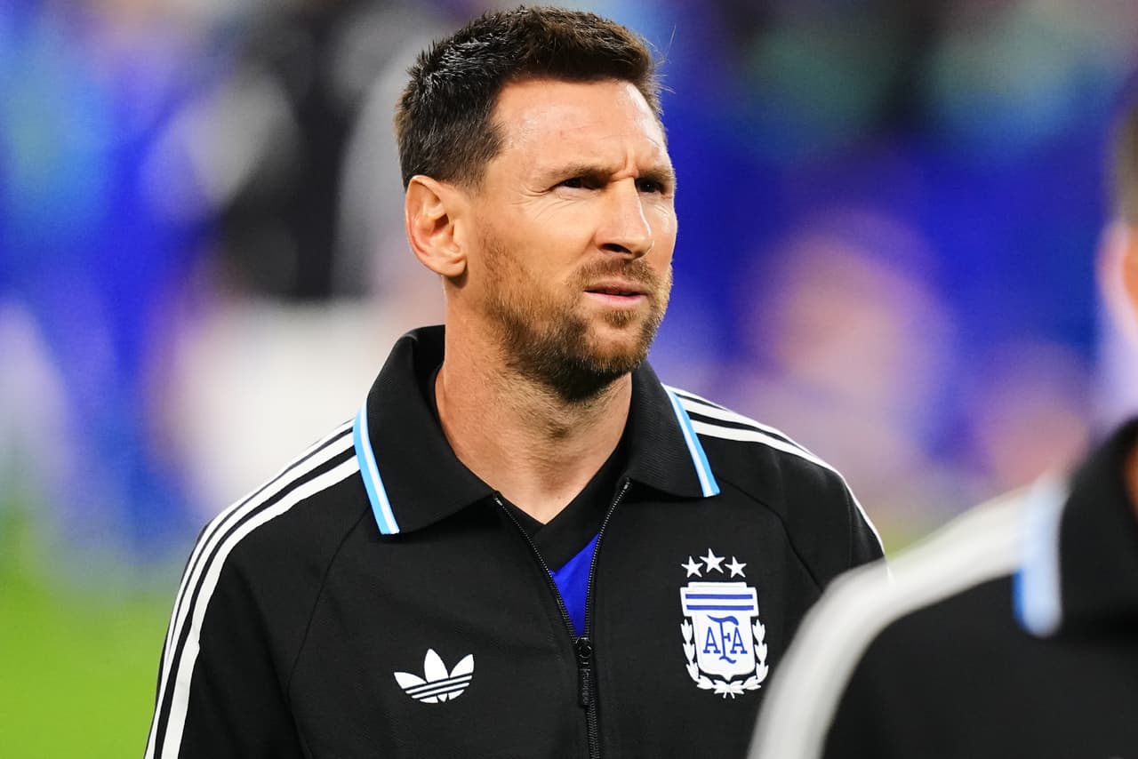 Lionel Messi se dirige a la banca.