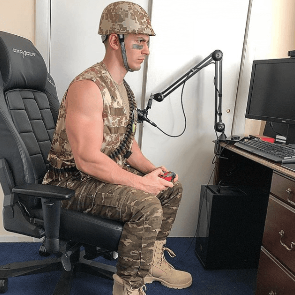 <a href="https://www.youtube.com/watch?v=UVwdLfjYM6E" target="_blank">Douglas publicó un video en su canal de Youtube</a>, que lleva su seudónimo, Faze Censor.