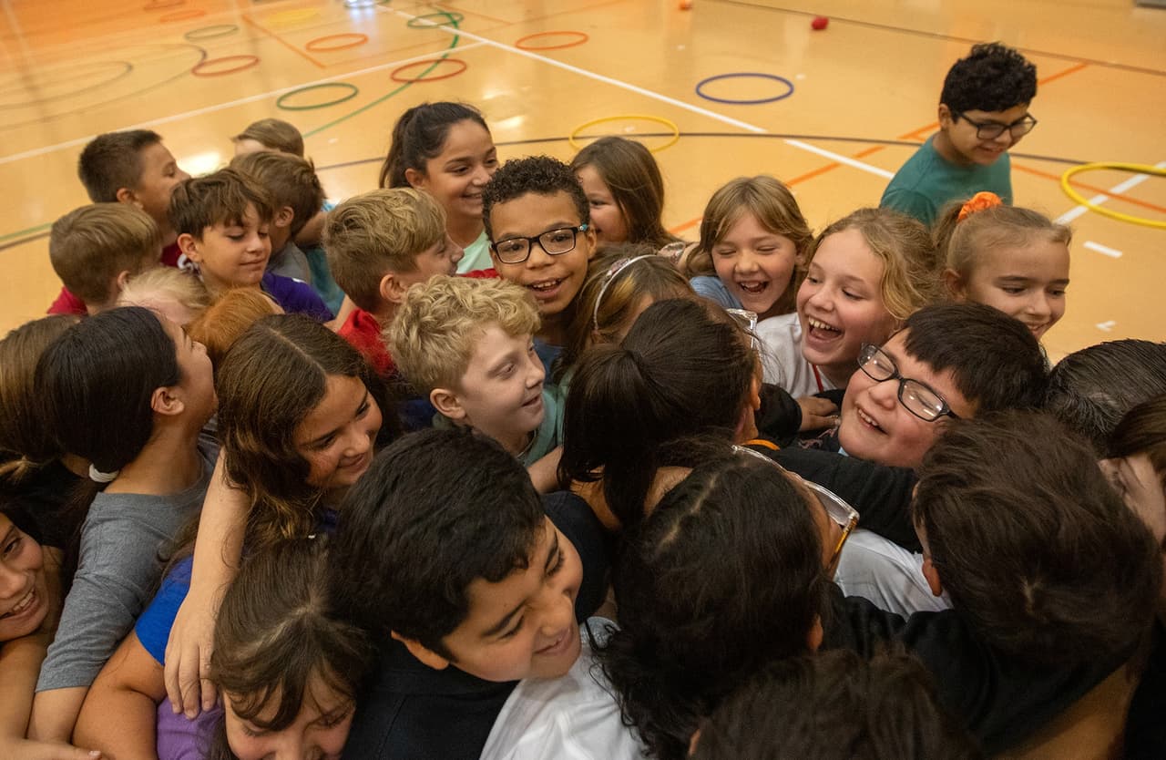 El reencuentro fue en el gimnasio de la escuela y lograron captar el momento con cámaras. También personal de la escuela sostenía un cartel dándole la bienvenida a la veterana.