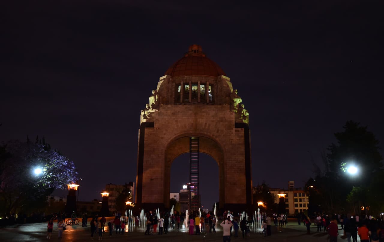 El Monumento a la Revolución, en la Ciudad de México, con las luces apagadas.