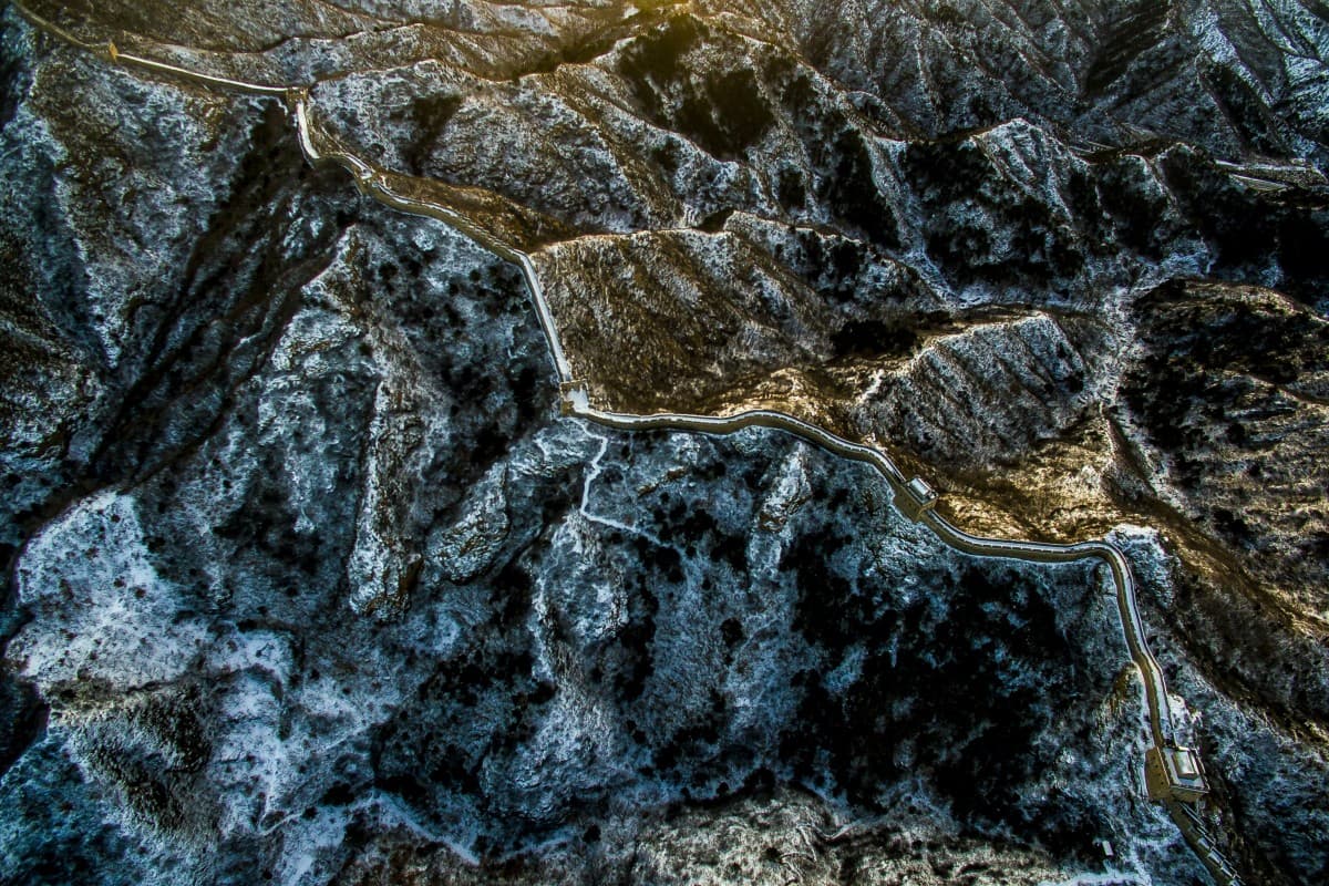 a Gran Muralla China al atardecer, cubierta de nive. Finalista - categoría Naturaleza.