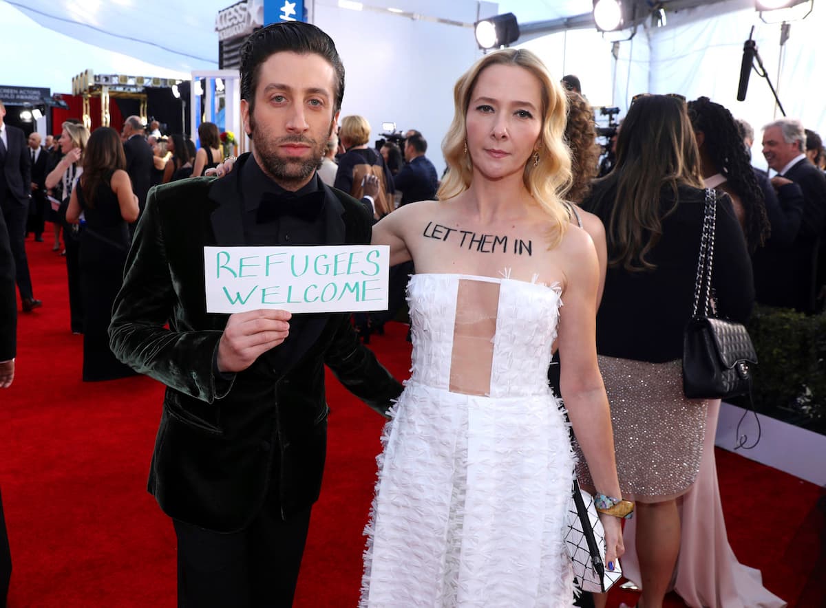 Simon Helberg y Jocelyn Towne protestan contra el decreto de Trump que prohíbe la entrada a EEUU a refugiados e inmigrantes de países de mayoría musulmana.