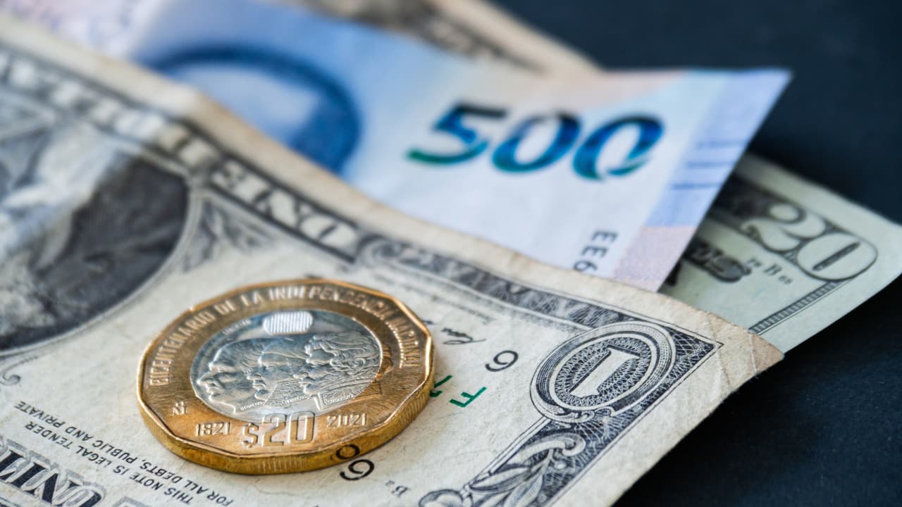 ¿Envías dinero a México? Así afecta la caída del peso mexicano a las remesas desde Dallas-Fort Worth