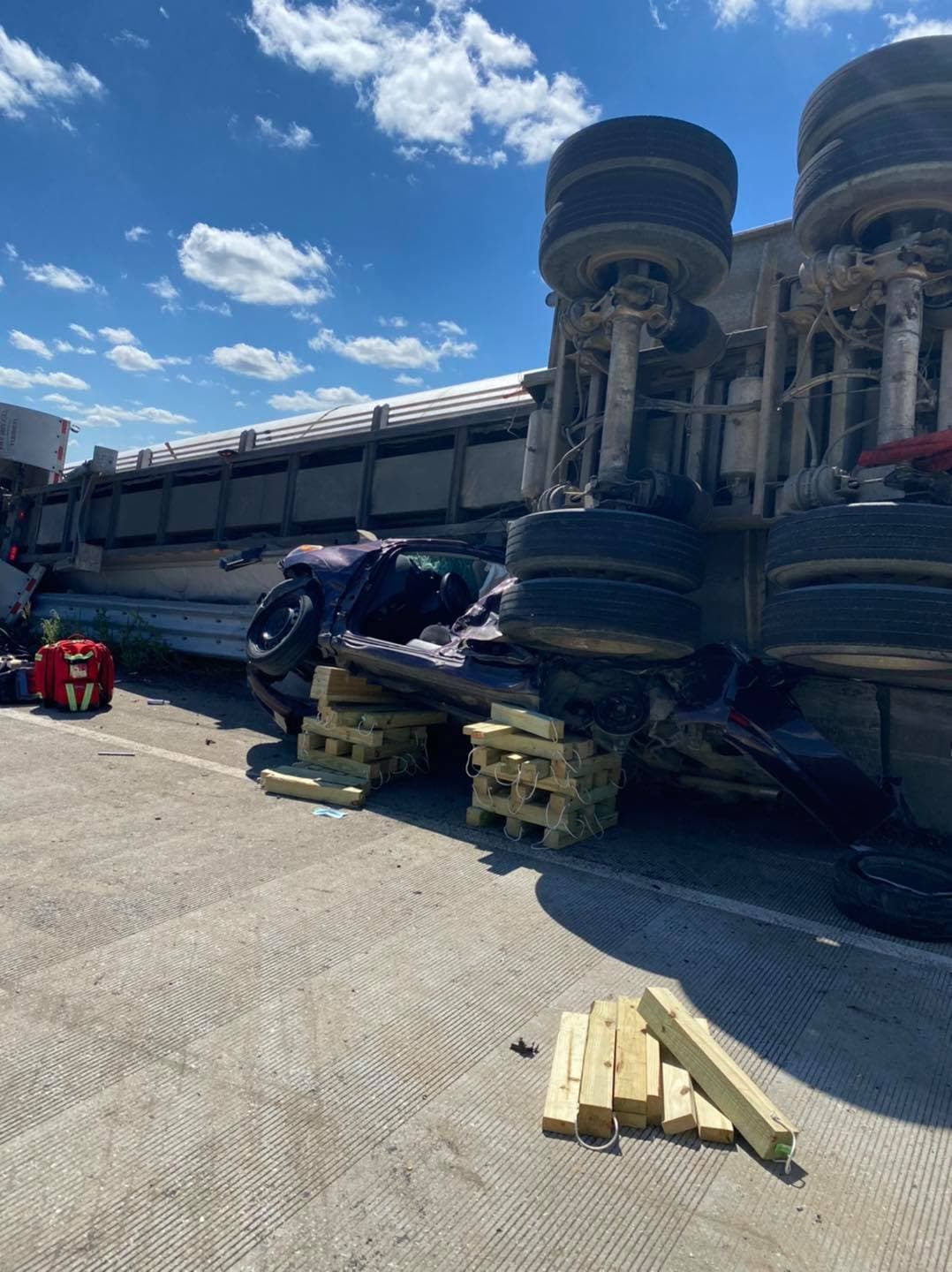 Jones intentaba incorporarse a la interestatal desde una rampa cuando chocó con la parte trasera del camión, reseñó el medio local
<a href="https://www.robesonian.com/news/150082/robeson-county-crashes-leave-3-dead-1-hospitalized" target="_blank">The Rebesonian.</a> Ambos vehículos se desviaron hacia el carril derecho y chocaron contra una barrera. El conductor del camión no resultó herido.