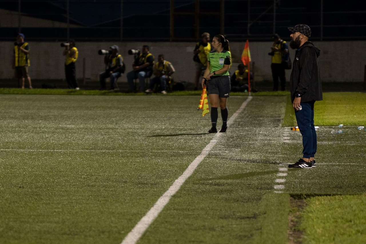 Eric Acuña, técnico de la selección femenina, da indicaciones a sus jugadoras durante el partido en que El Salvador derrotó 9-1 a la selección de Martinica, el 24 de septiembre de 2023, en el estadio Las Delicias, de Santa Tecla.