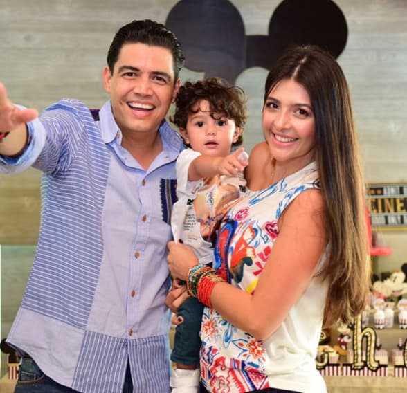 Joshua, hijo de Catalina Mesa y Orlando Segura, llegó a partir el pastel con su amiguito.